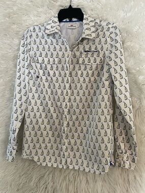 Vineyard Vines Women’s Long Sleeve Button Down Sailboat Print Fishing Shirt. 4